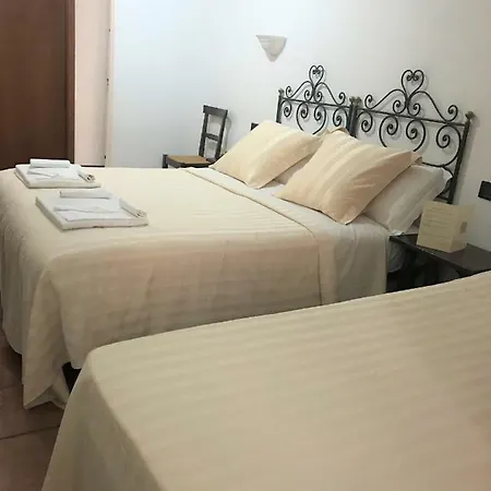 Porta Marmorea מלון